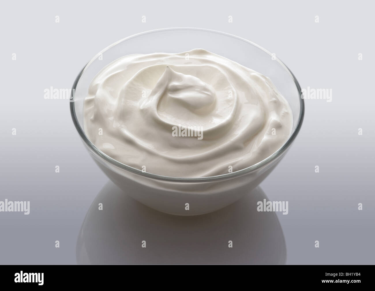 Milchprodukten-Molkerei Creme weiß ist von Wellen in einer Glasschale gelegt Stockfoto