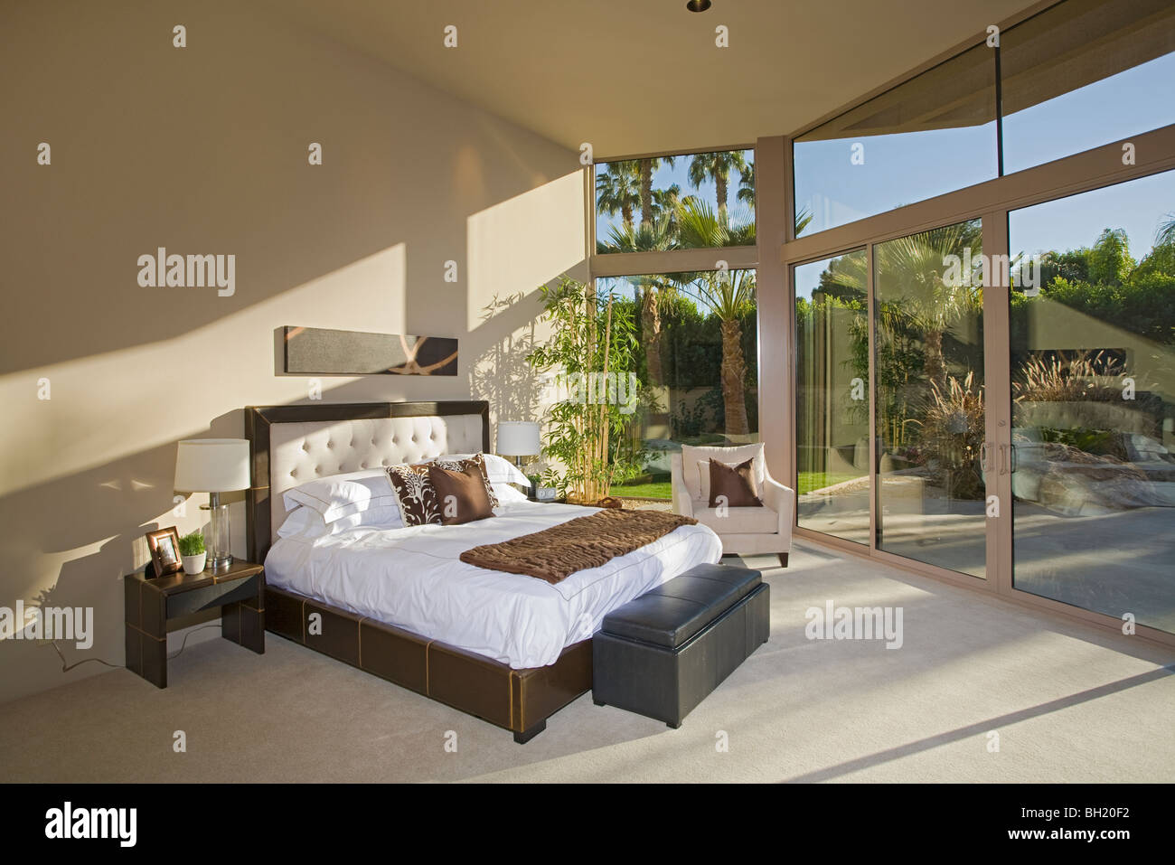 Sonnigen Palm Springs Schlafzimmer Stockfoto