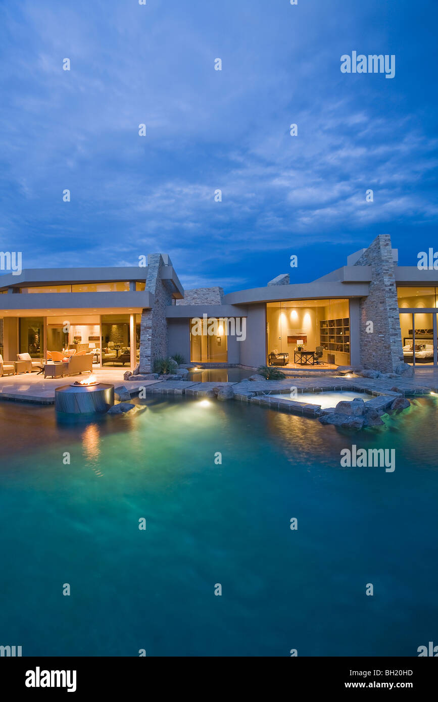 Palm Springs Pool und Haus außen in der Abenddämmerung Stockfoto