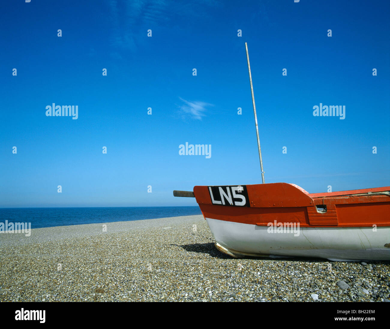 Angelboot/Fischerboot am Kiesstrand, Cley, North Norfolk, england Stockfoto