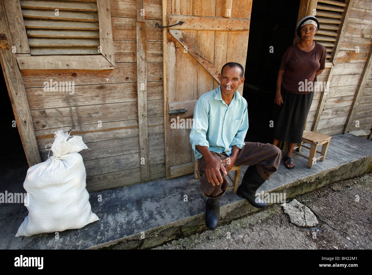 Kaffee Bauer vor seinem Haus, Polo, Dominikanische Republik Stockfoto