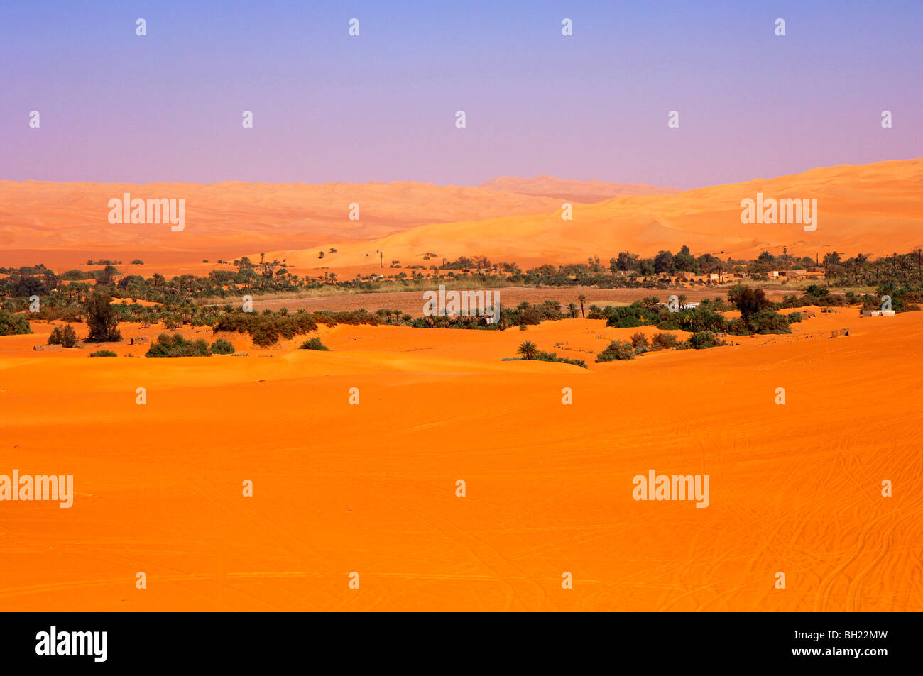 Blick auf die Mandara-Oase mit See Manadara, Awbari Sandmeer, Sahara Wüste, Libyen Stockfoto