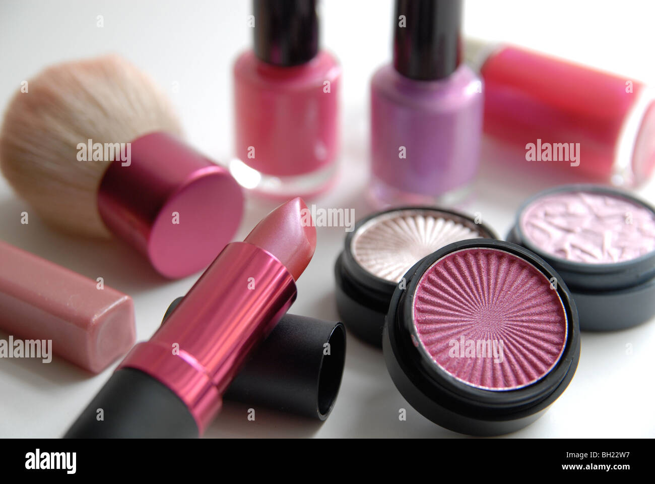 Eine Nahaufnahme der Sammlung von Make-up, mit Pinky Farben und Schuss auf einem weißen, natürlichen Hintergrund. Stockfoto