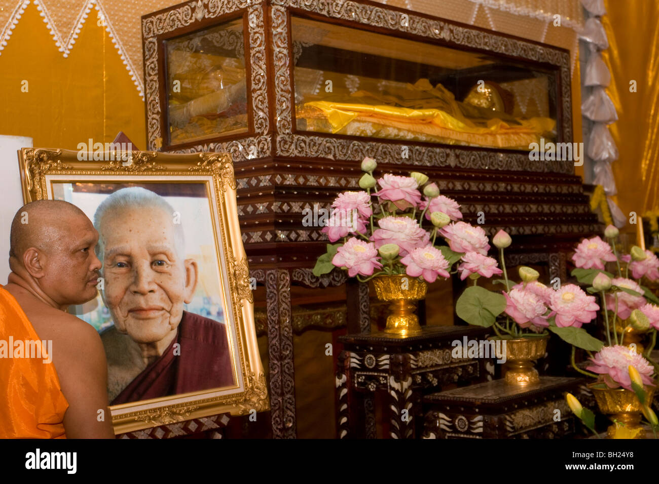 Einmal im Jahr wird von der lokalen Bevölkerung an Wat Klang Si Chaloensuk, Thailand toten Mönch Luang Phoo Budda Thawaro geehrt. Stockfoto