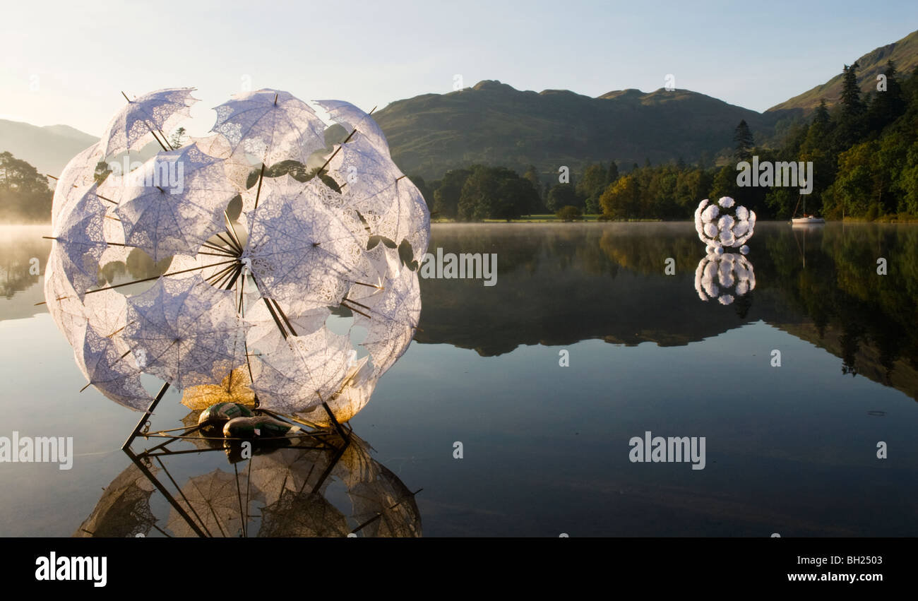 Moderne Kunst mit Sonnenschirmen Stockfoto