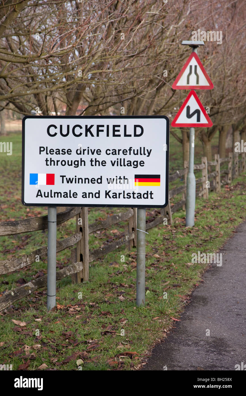 Verkehrszeichen markiert den Eingang zum Cuckfield und Beratung Autofahrer langsam aufgrund der engen und kurvigen Straßen fahren. Stockfoto