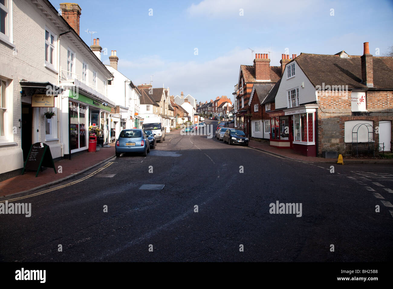 Eine Szene aus der Sussex Dorf Cuckfield zeigt Südstraße, High Street und Broad Street und Arten der Architektur. Stockfoto