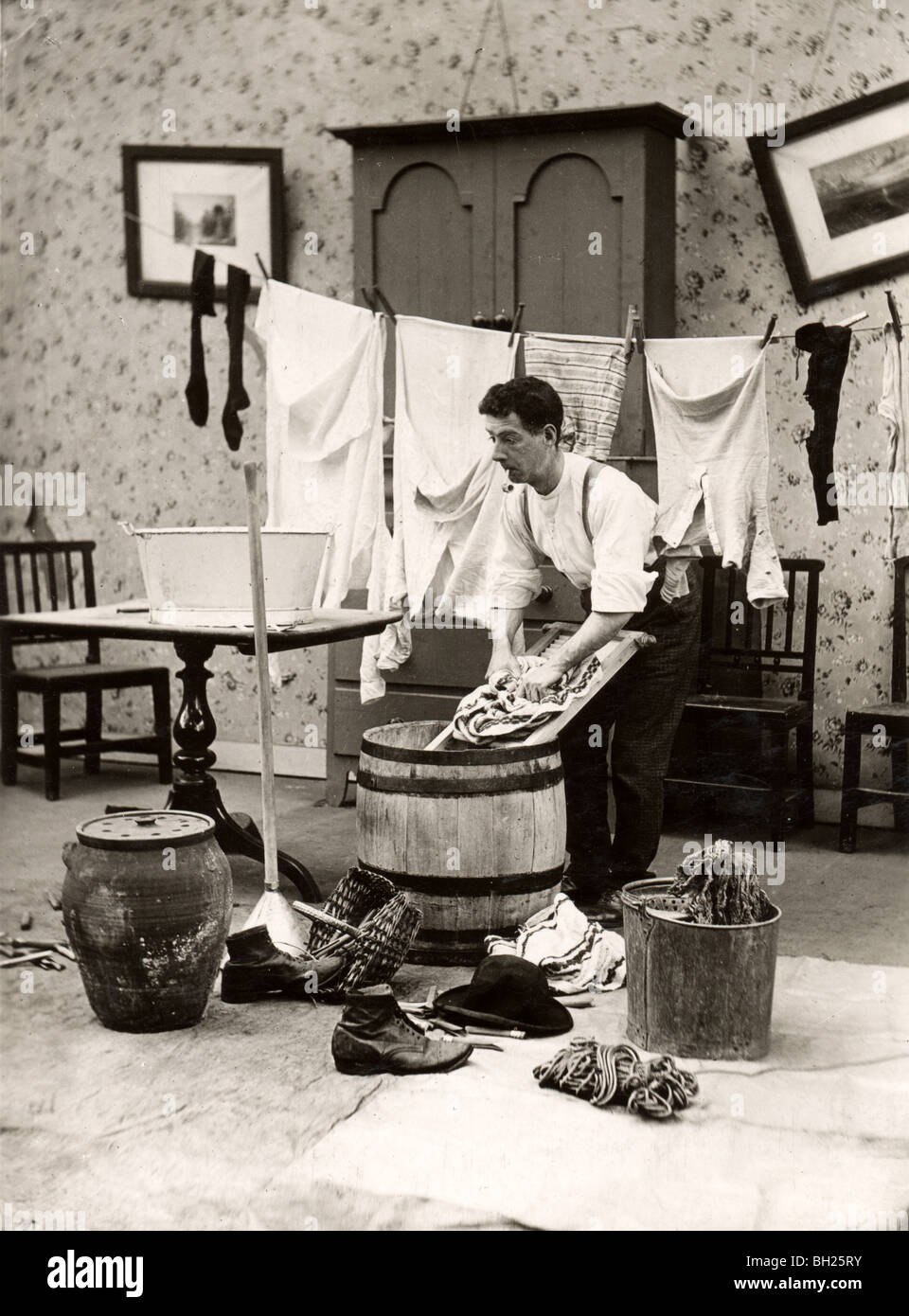 Pfeife rauchen Bachelor seine eigene Wäsche Stockfoto