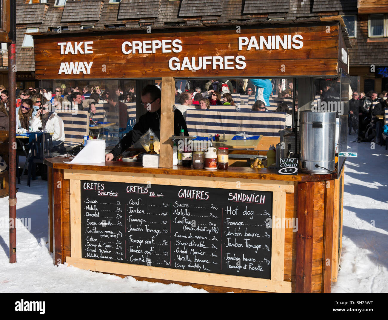 Garküche im Zentrum Ferienortes, Avoriaz, Skigebiet Portes du Soleil, Haute Savoie, Frankreich Stockfoto