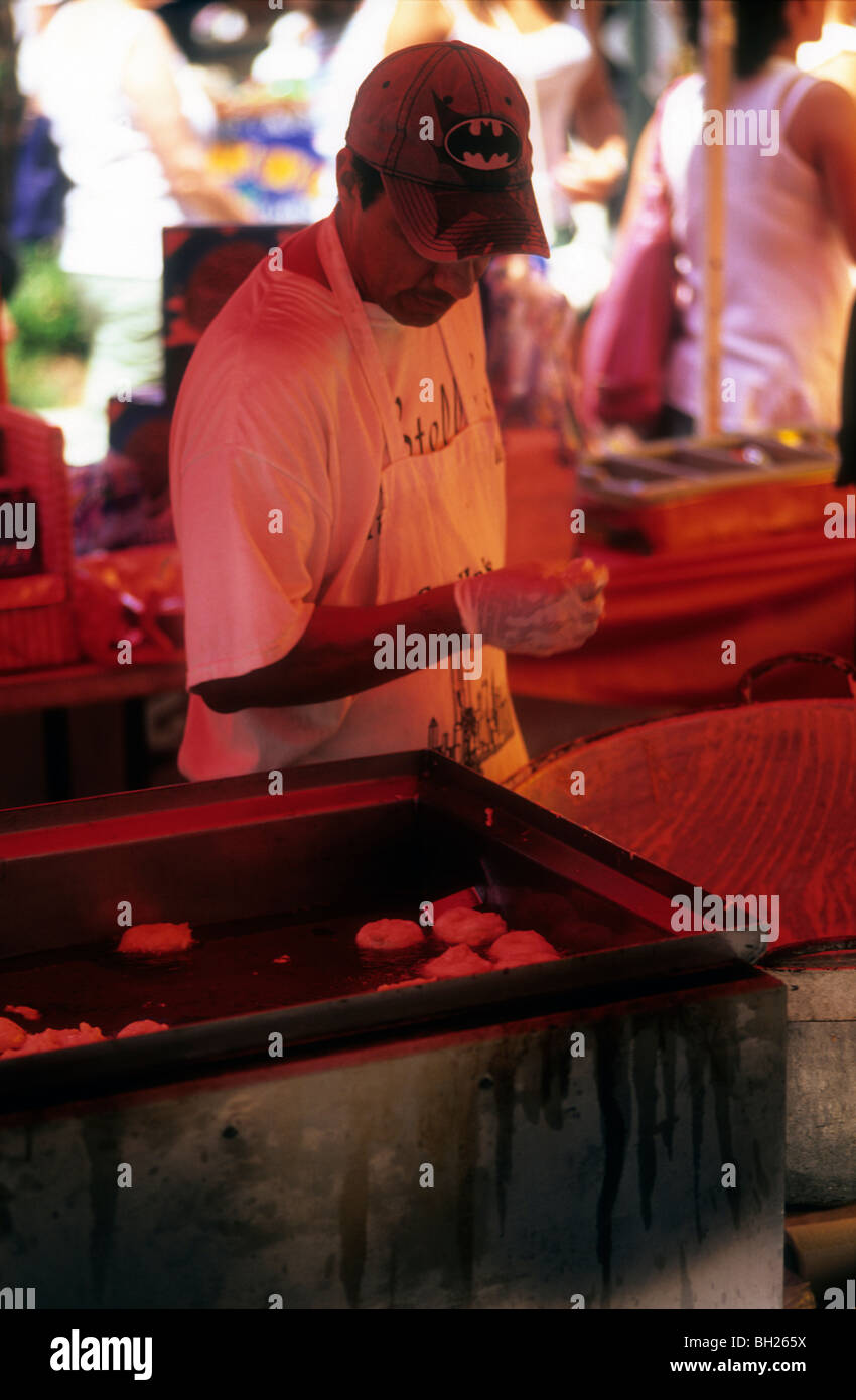 Mann Vorbereitung Falafel auf Streetfood Stall, New York Stockfoto