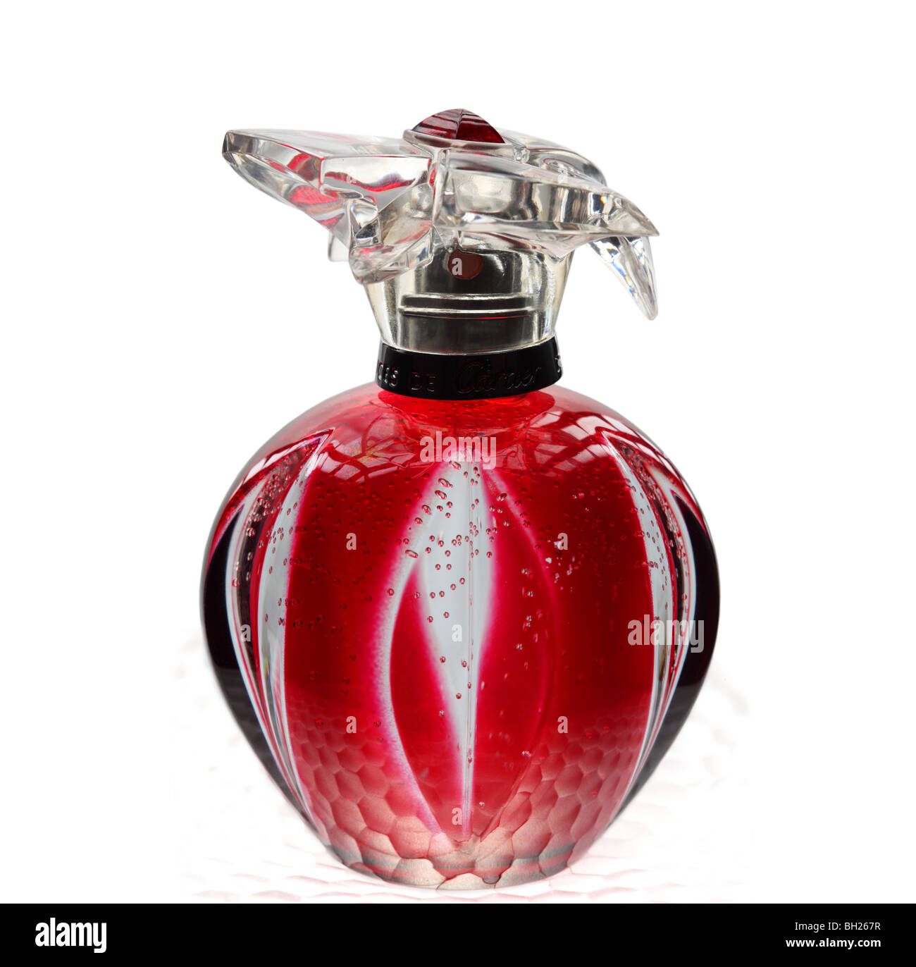 Parfüm Cartier rote Flasche Spray Düse Kopf Glas Flüssigkeit Mode schicke  zugeschnittenen weißen Hintergrund Umriss Ausschnitt Ausschnitt  ausschneiden Stockfotografie - Alamy