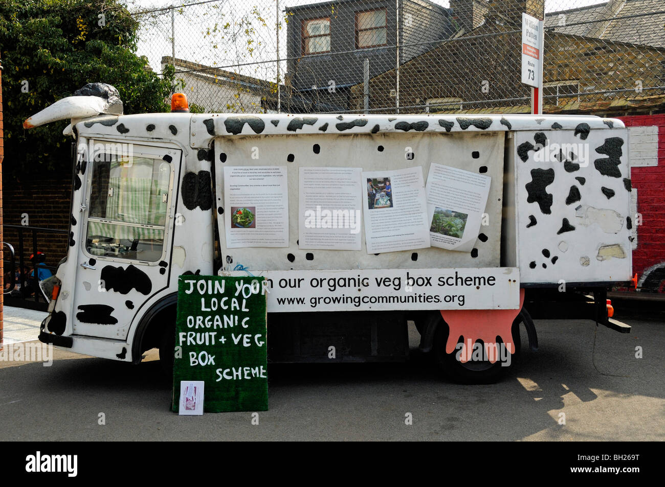 Werbung auf der Seite ein van für einen Bio-Obst und Gemüse Box Schema Stoke Newington Farmers Market London England UK Stockfoto