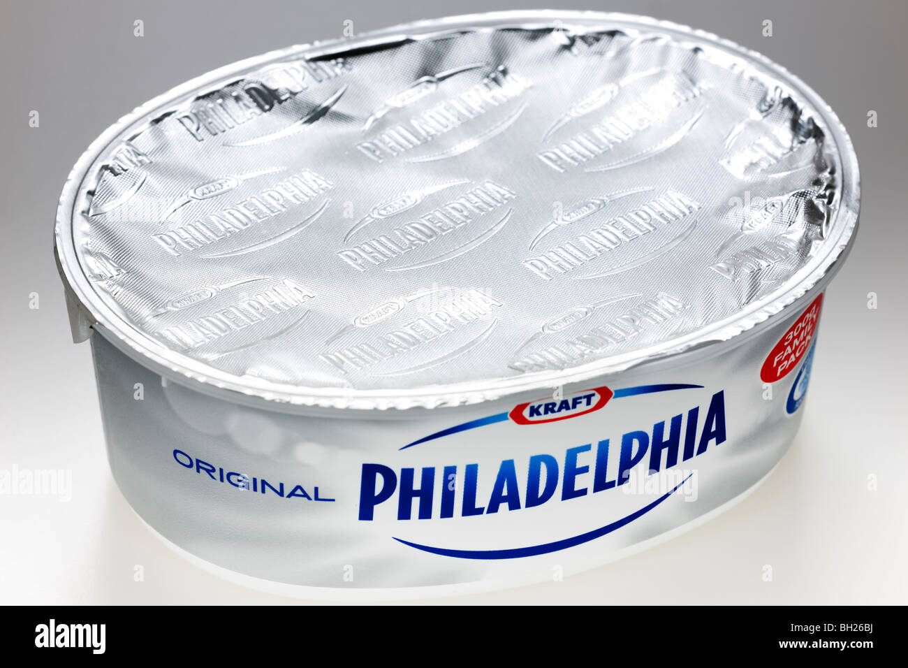 Silberfolie Siegel auf einer Wanne mit Kraft Philadelphia Frischkäse Ausbreitung Stockfoto