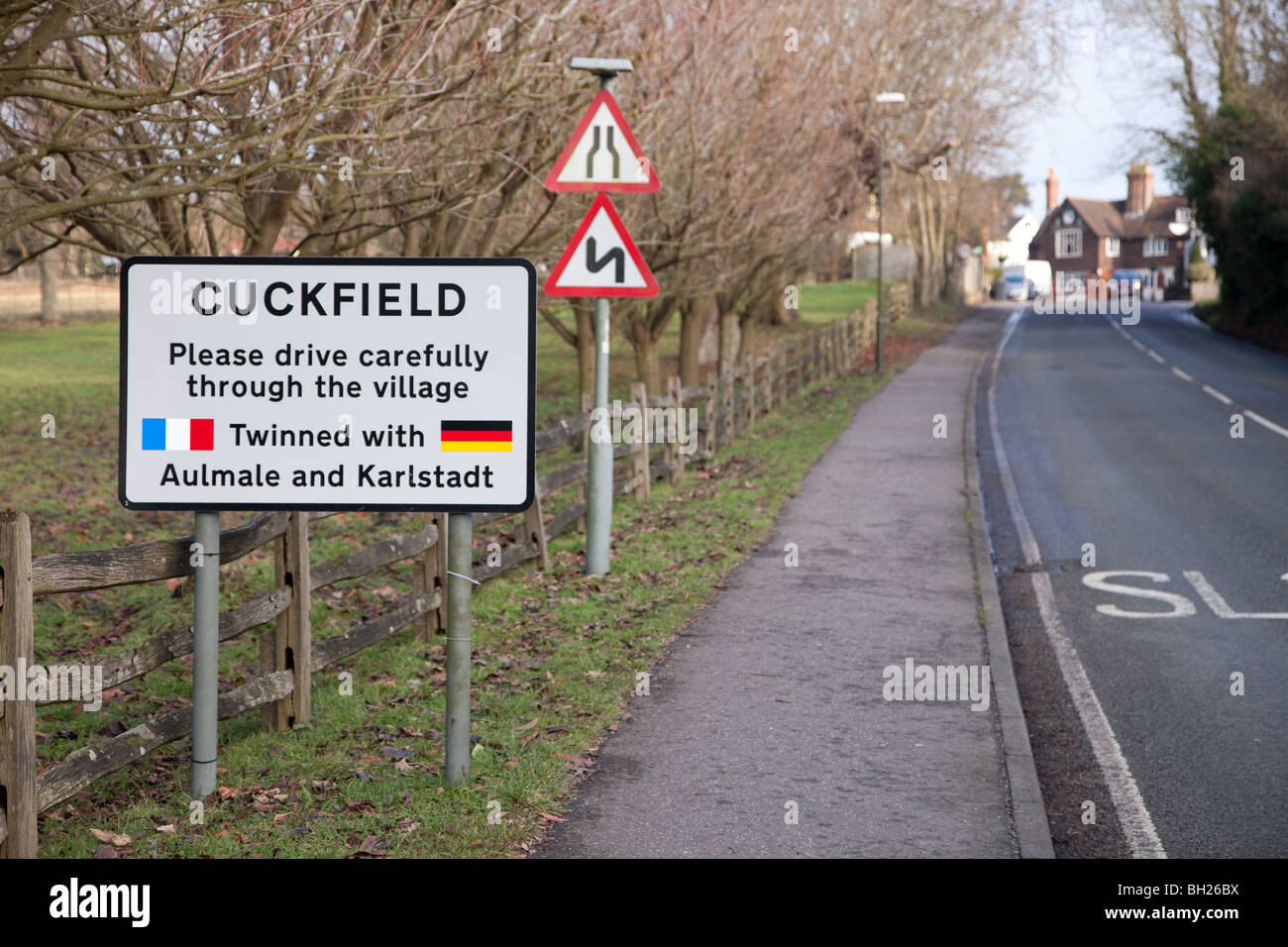 Mehrere Verkehrszeichen zeigt den Eingang des Sussex Dorf von Cuckfield zusammen mit Straße Gefahrenhinweise. Stockfoto