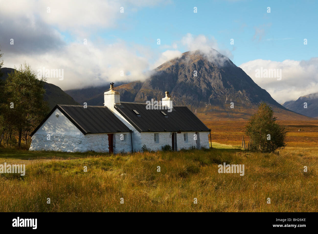 Schottland Highlands Rannoch Moor Black Rock Cottage mit Blick auf Buachaille Etive Mor Stockfoto