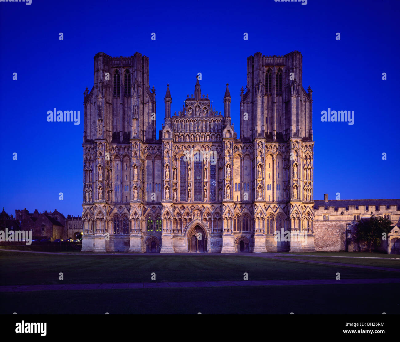 Die Westwand der Kathedrale in der Stadt Wells, Somerset, England. Stockfoto