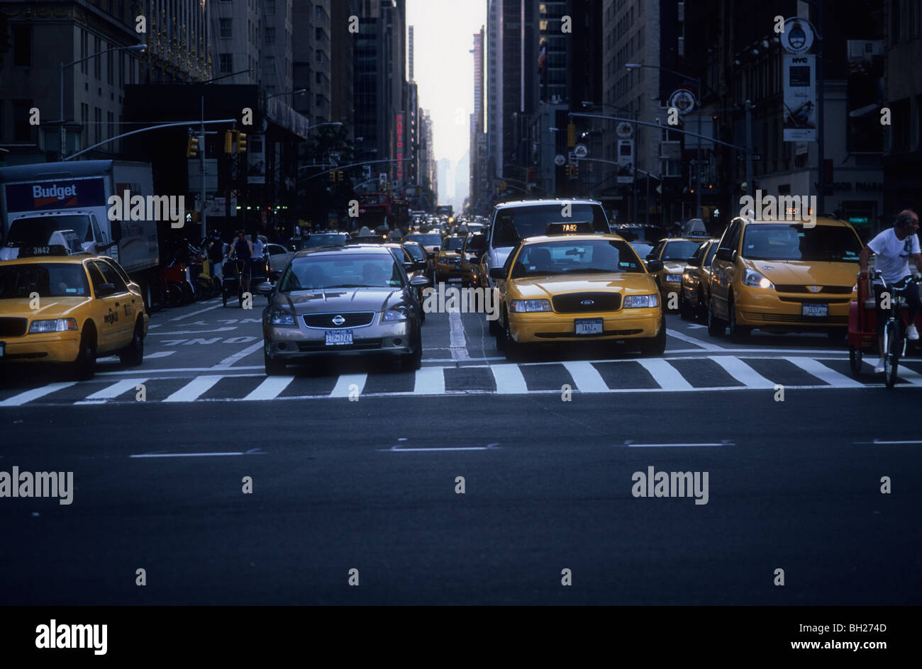 Gelben Taxis aufgereiht an Kreuzung in New York Stockfoto