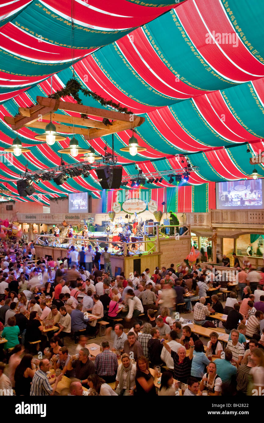 BIERZELT, CANNSTATTER VOLKSFEST FOLK FESTIVAL IN STUTTGART, DEUTSCHLAND Stockfoto