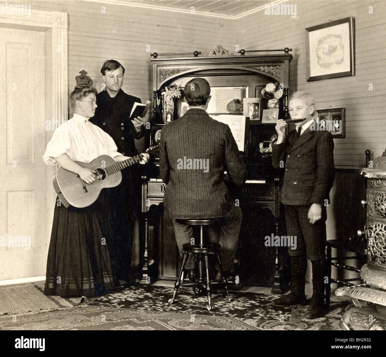 Familienband vor ein Klavier Stockfoto