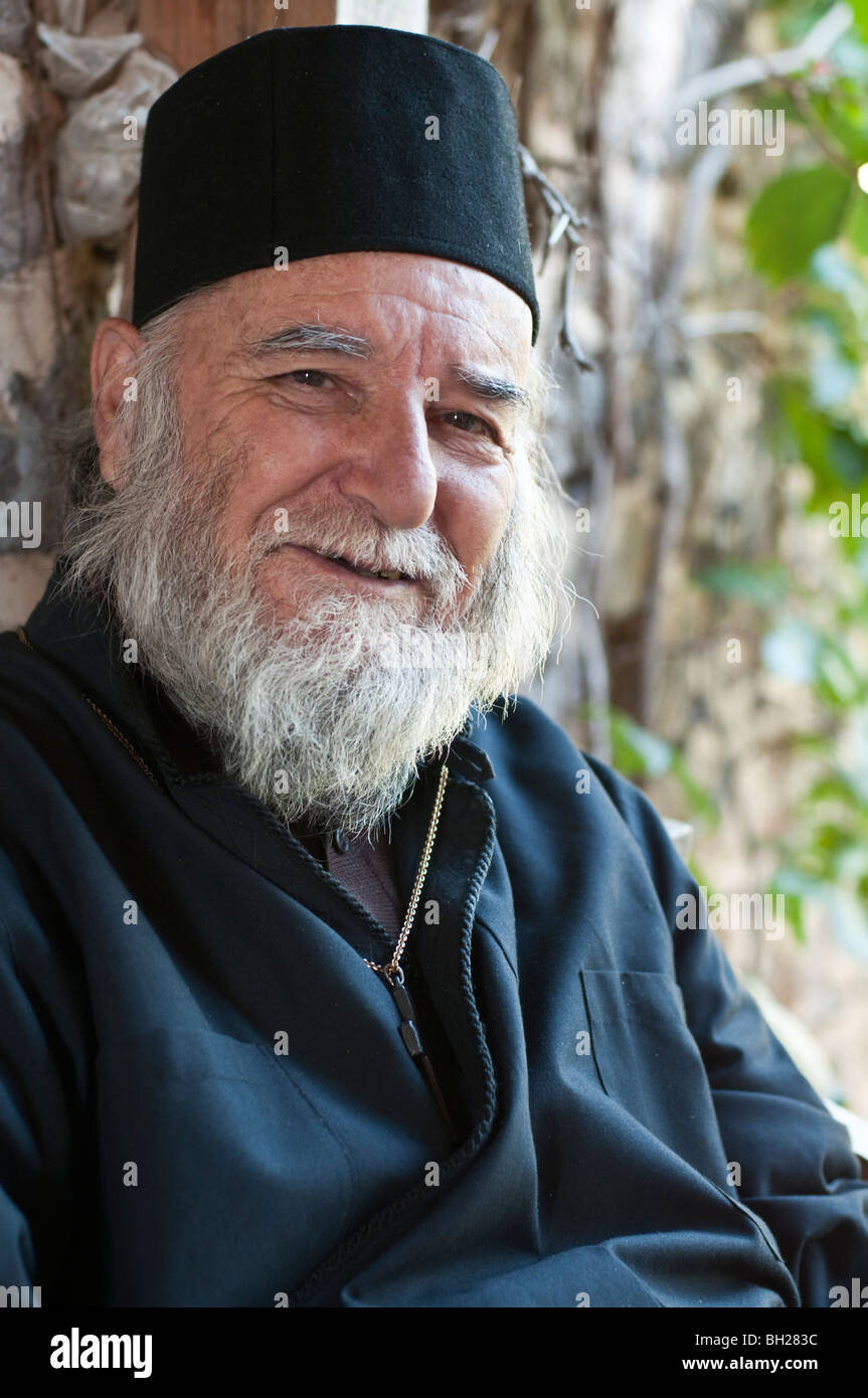 Ältere griechisch-orthodoxe Priester lächelnd mit Bart und Roben Stockfoto