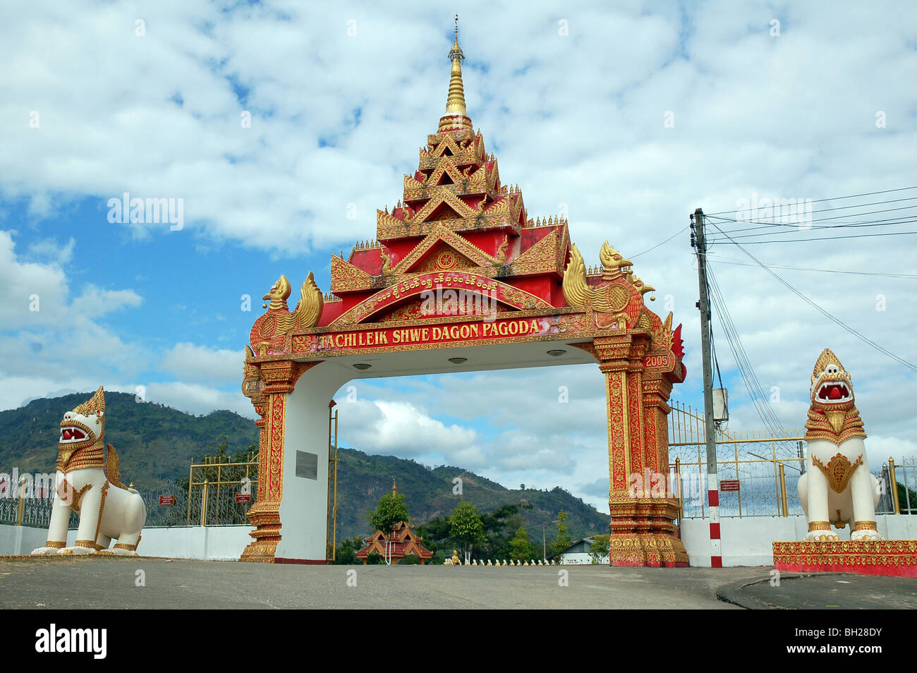 Die Tempel-Dach des Swe Dagon Padoga in Tachileik, MYANMAR Stockfoto