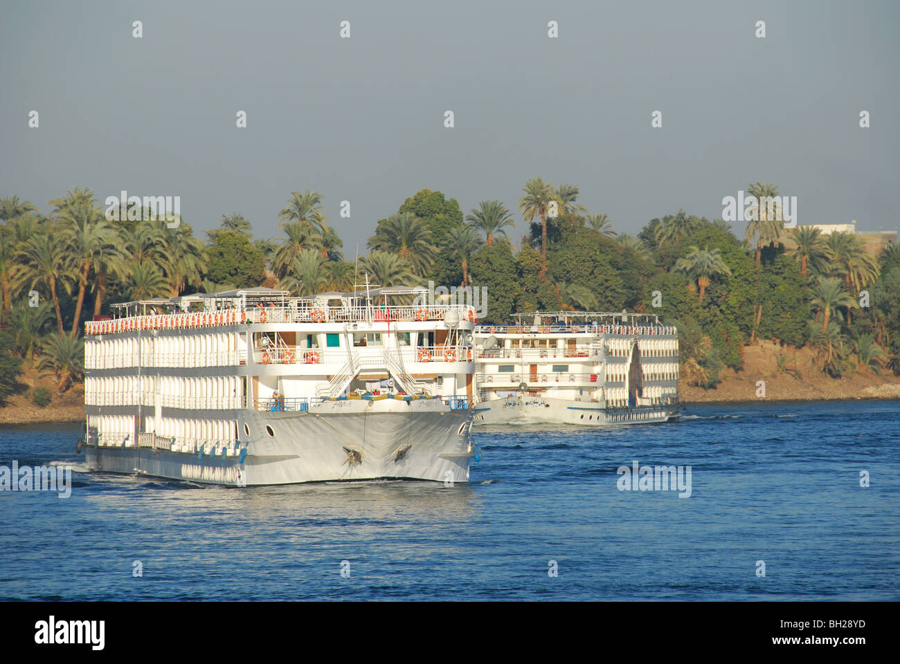 NIL, OBERÄGYPTEN. Zwei Kreuzfahrt Boote auf dem Fluss zwischen Luxor und Assuan. Stockfoto