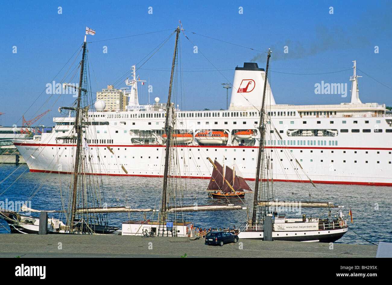 Kreuzfahrtschiff "Deutschland" am Kieler Hafen, Hauptstadt von Schleswig-Holstein, Deutschland Stockfoto