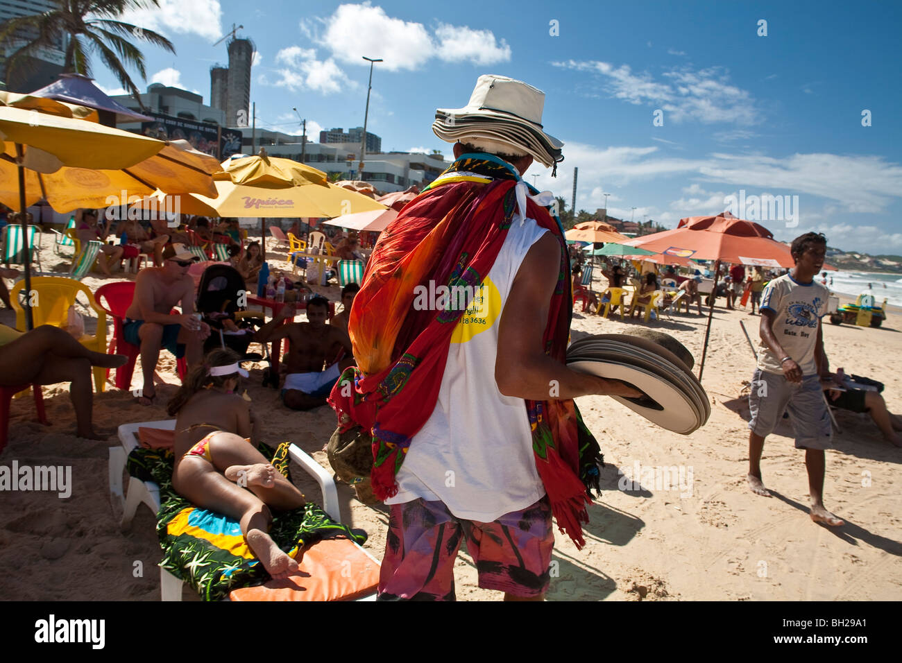 Straßenhändler verkauft Hüte am Ponta Negra Beach, Natal Stadt, Nordosten Brasiliens. Stockfoto