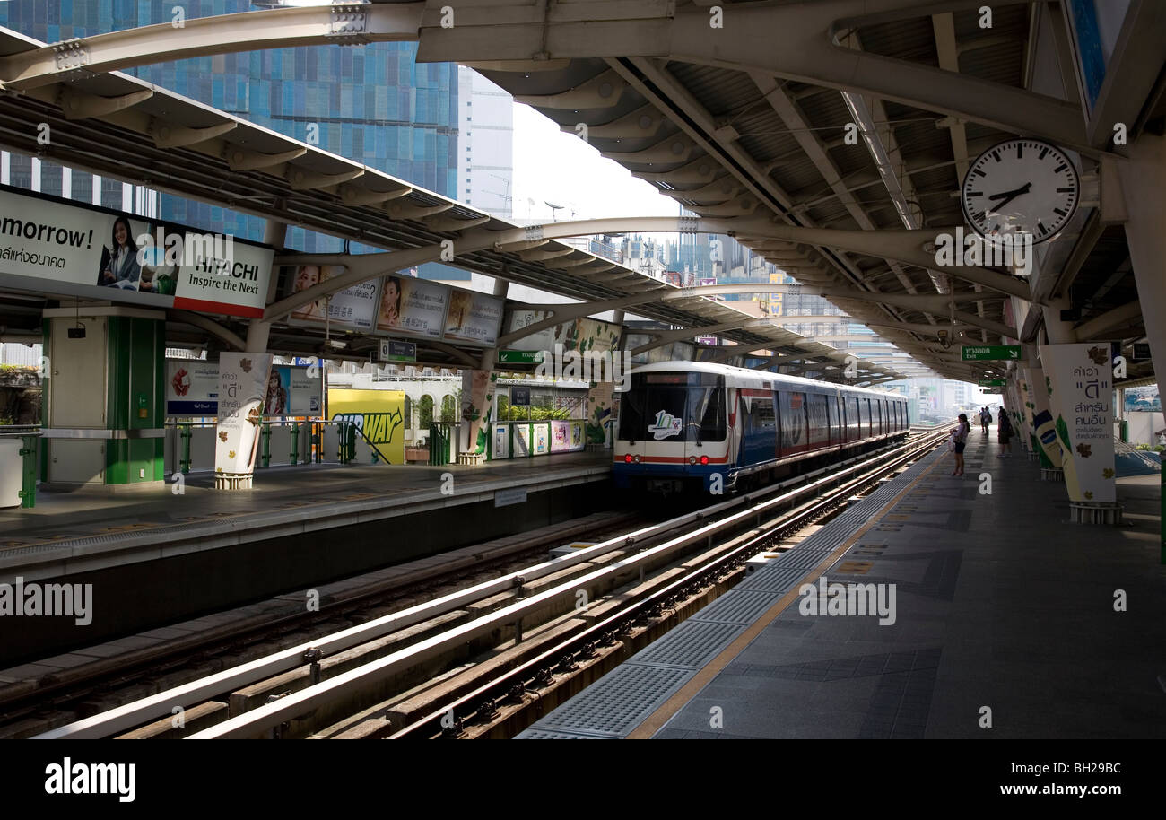 BTS Skytrain Nana Station in Bangkok Stockfoto