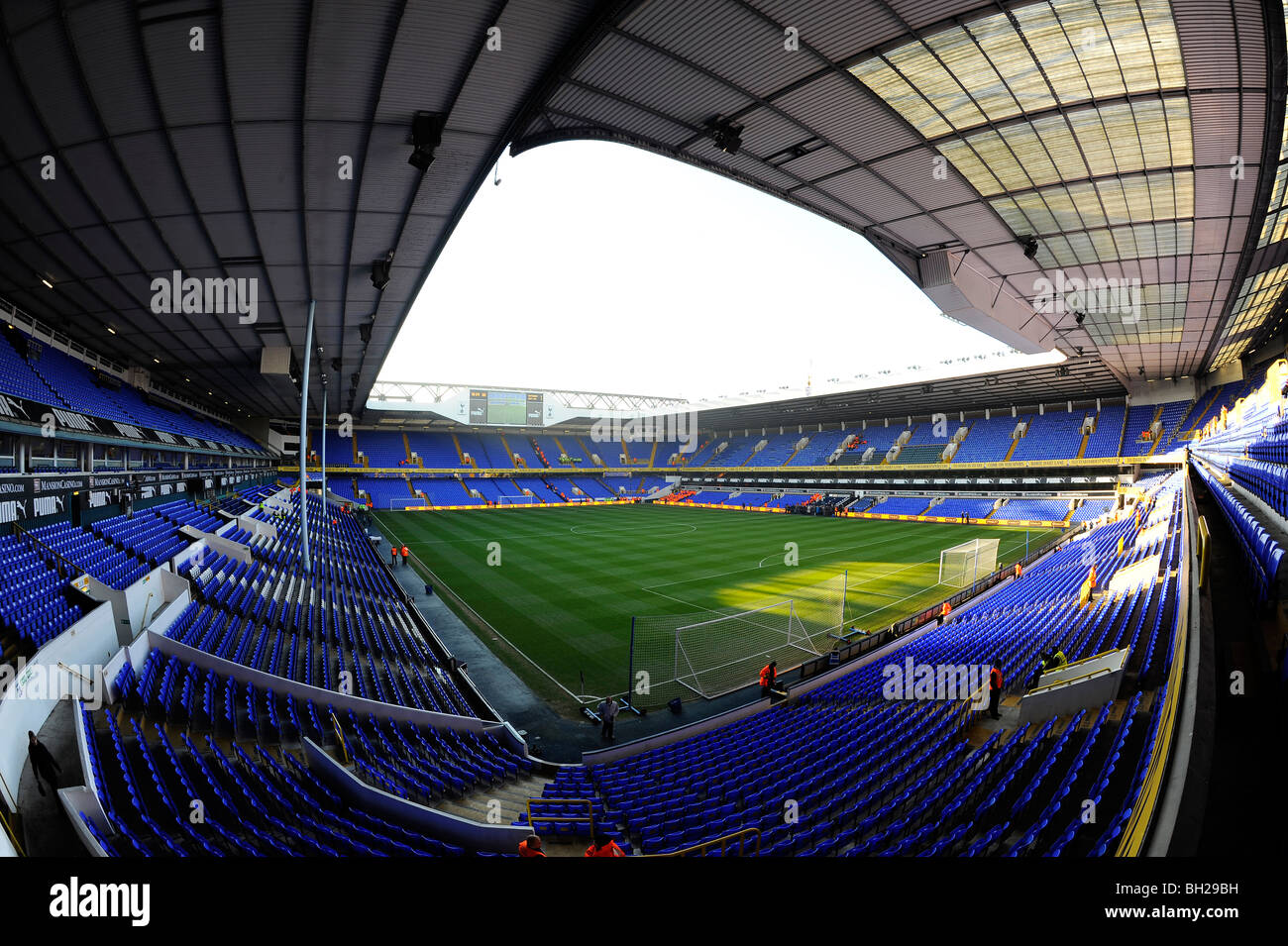 Blick ins Innere der White Hart Lane Stadium in London. Haus von Tottenham Hotspur Football Club oder Sporen Stockfoto