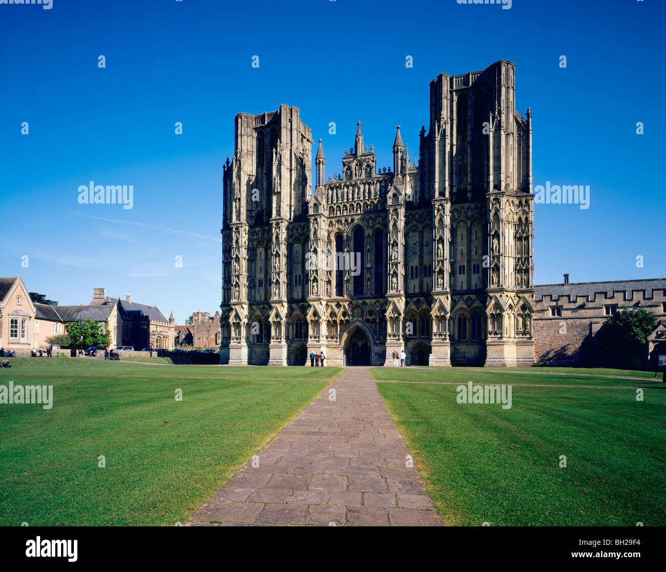 Die Westwand der Kathedrale in der Stadt Wells, Somerset, England. Stockfoto