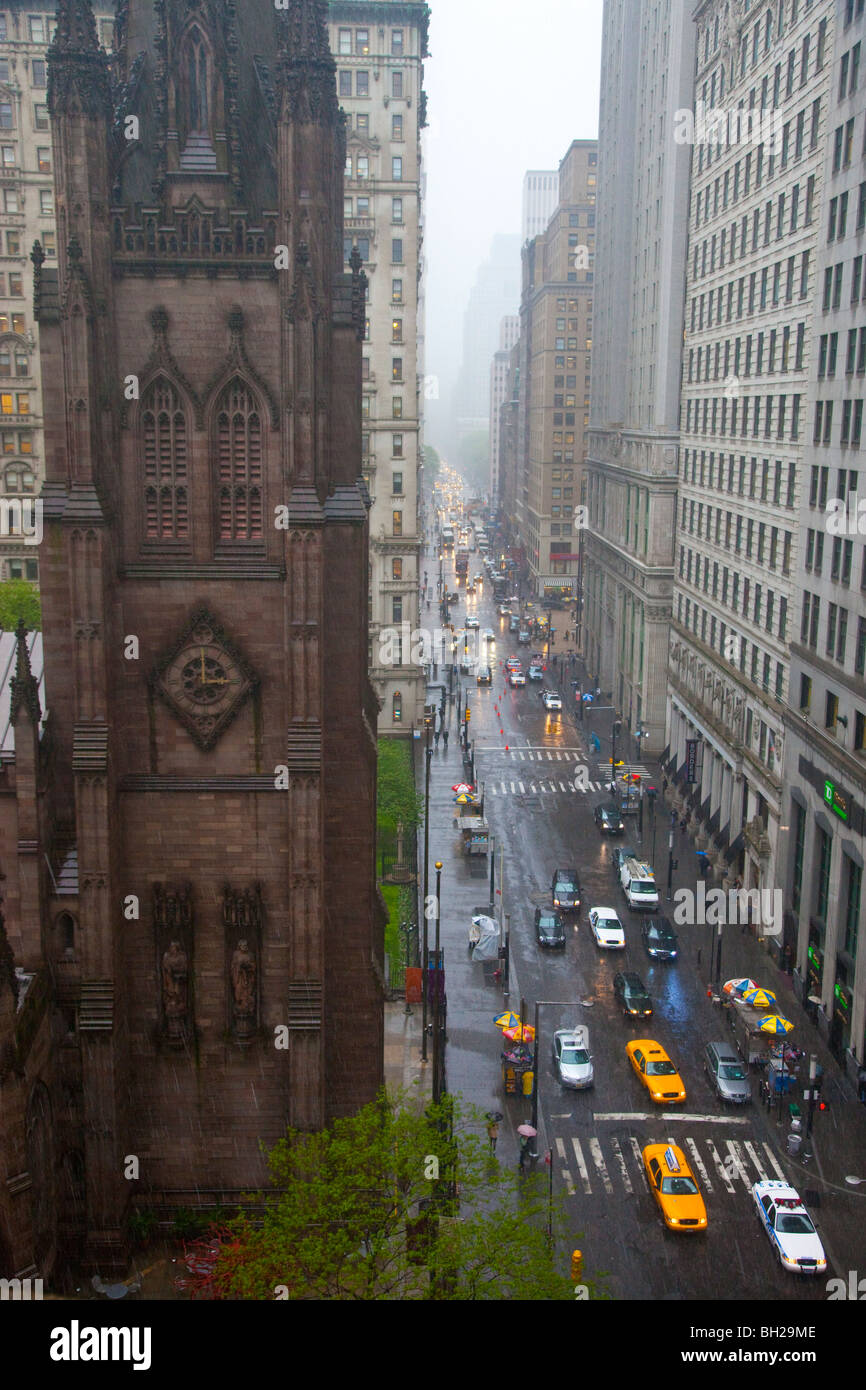 Dreifaltigkeitskirche Kirchturm und Broadway in Downtown Manhattan, New York City Stockfoto