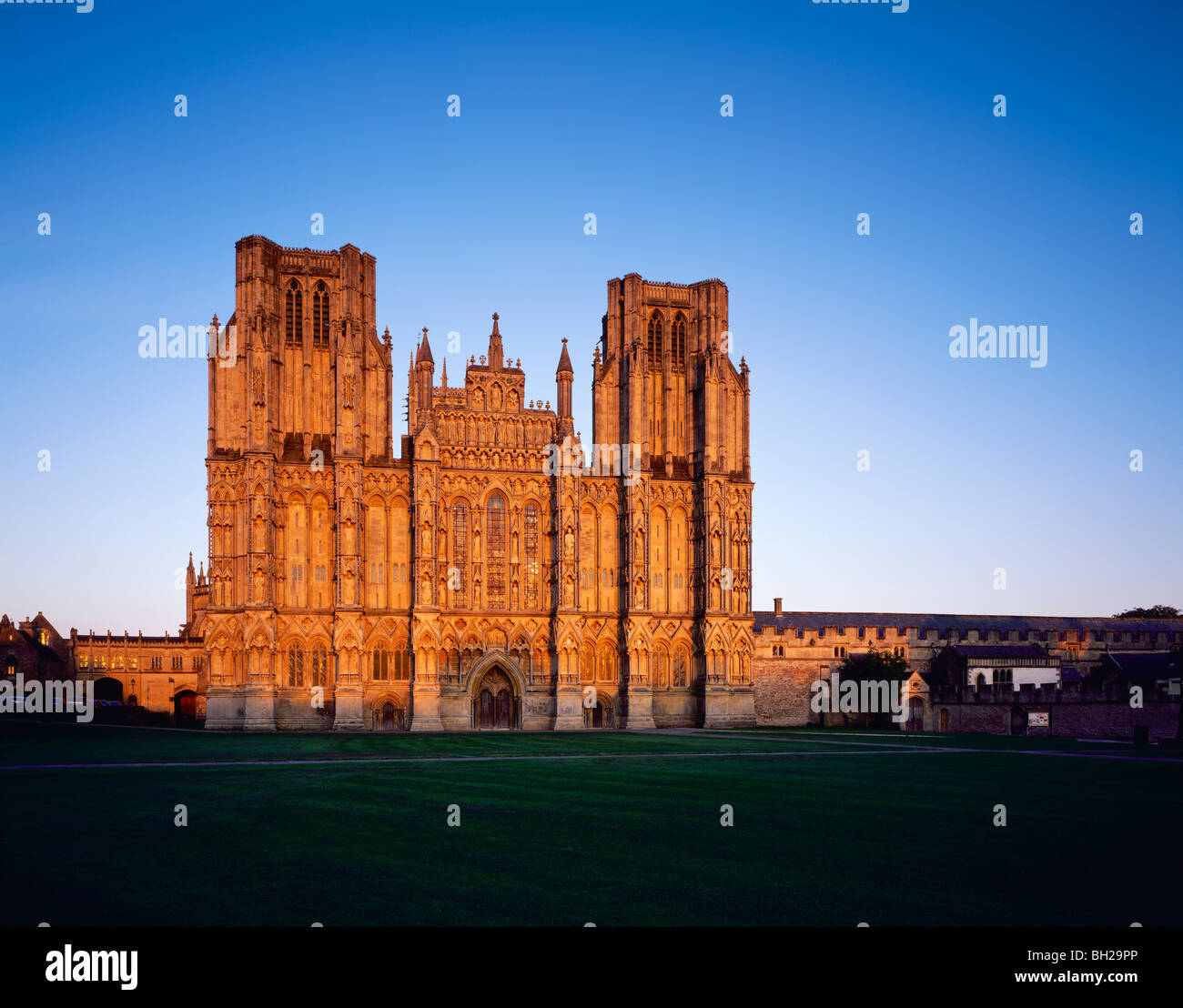 Die Westwand der Kathedrale in der Stadt Wells, Somerset, England. Stockfoto