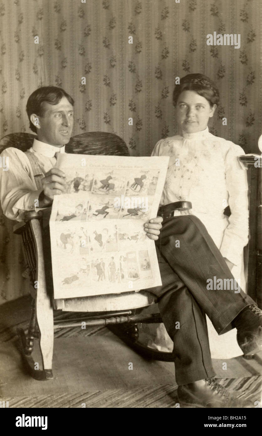 Entspannenden paar Funny Papers lesen Stockfoto