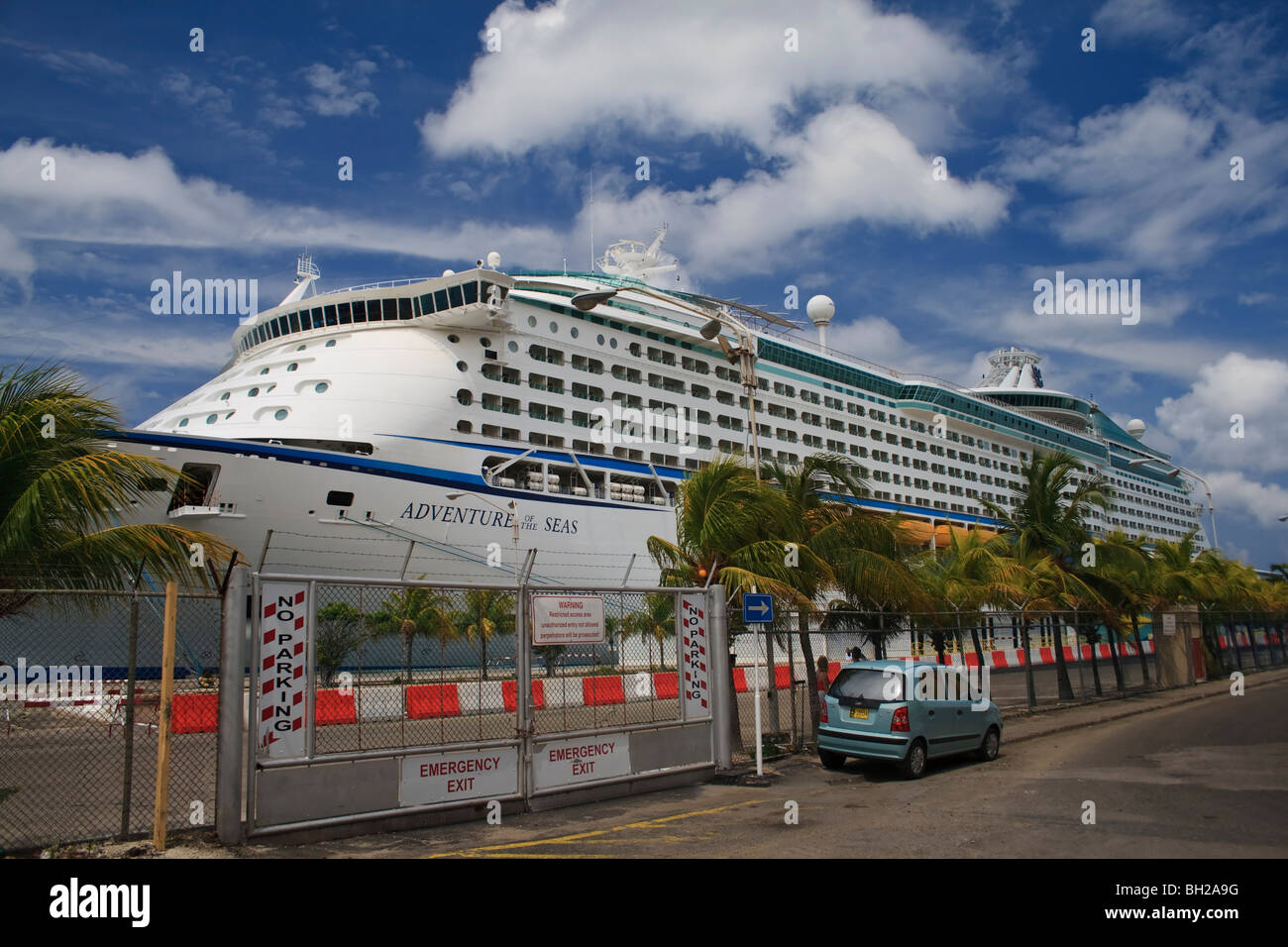 Royal Caribbean Adventure der Meere Kreuzfahrtschiff angedockt am Hafen in Aruba Stockfoto