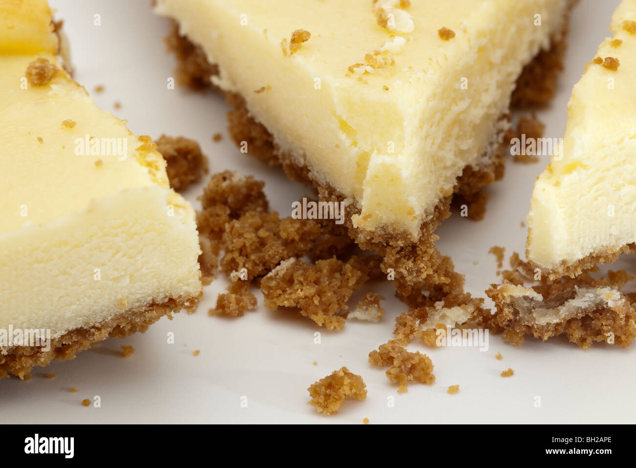 Nahaufnahme von Keks Krümel auf geschnittene Käsekuchen Stockfoto