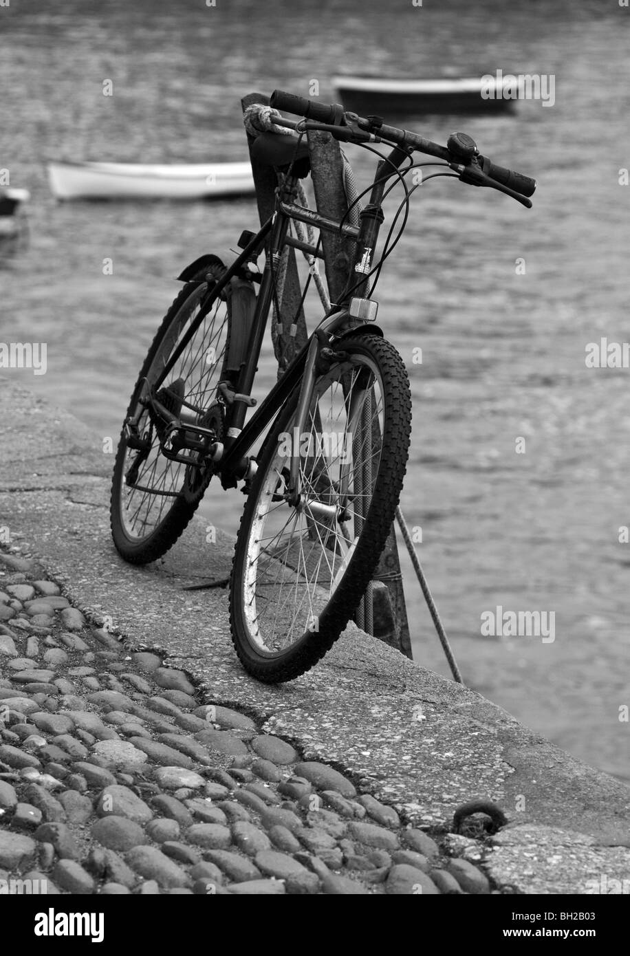 Schwarz / weiß Bild eines Fahrrades auf der Kai-Seite Stockfoto