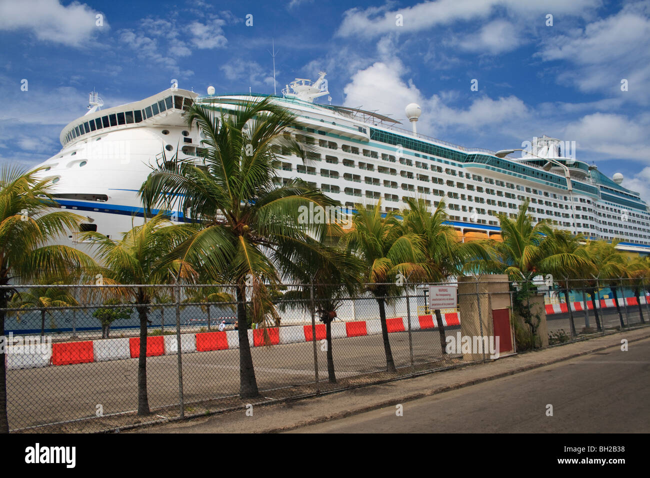 Royal Caribbean Adventure of the Seas Kreuzfahrt Schiff angedockt am Hafen in Aruba Stockfoto