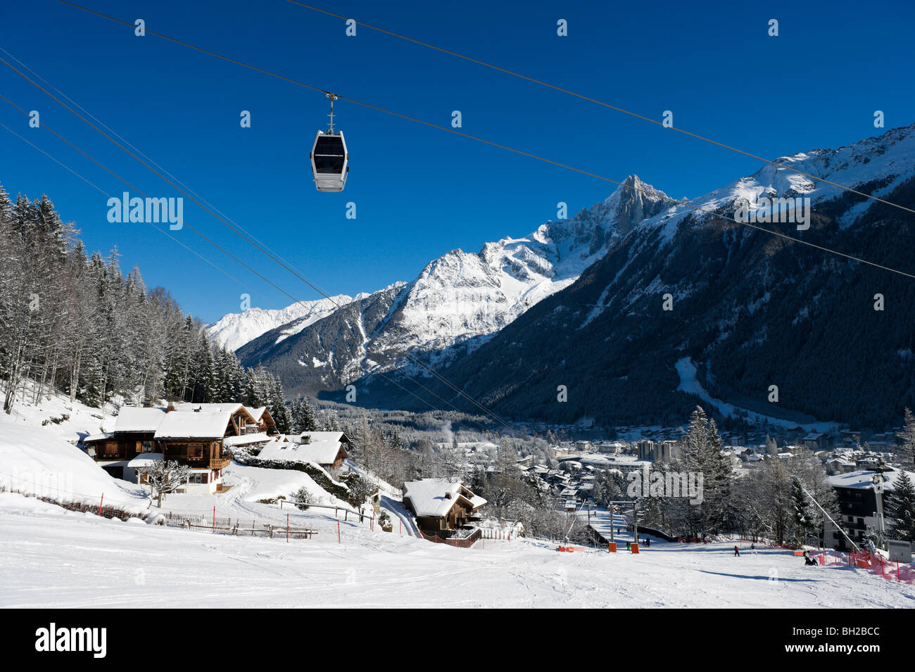 Blick über das Resort von der Übungswiese mit Le Brevent Aufzug, Chamonix Mont Blanc, Haute Savoie, Frankreich Stockfoto