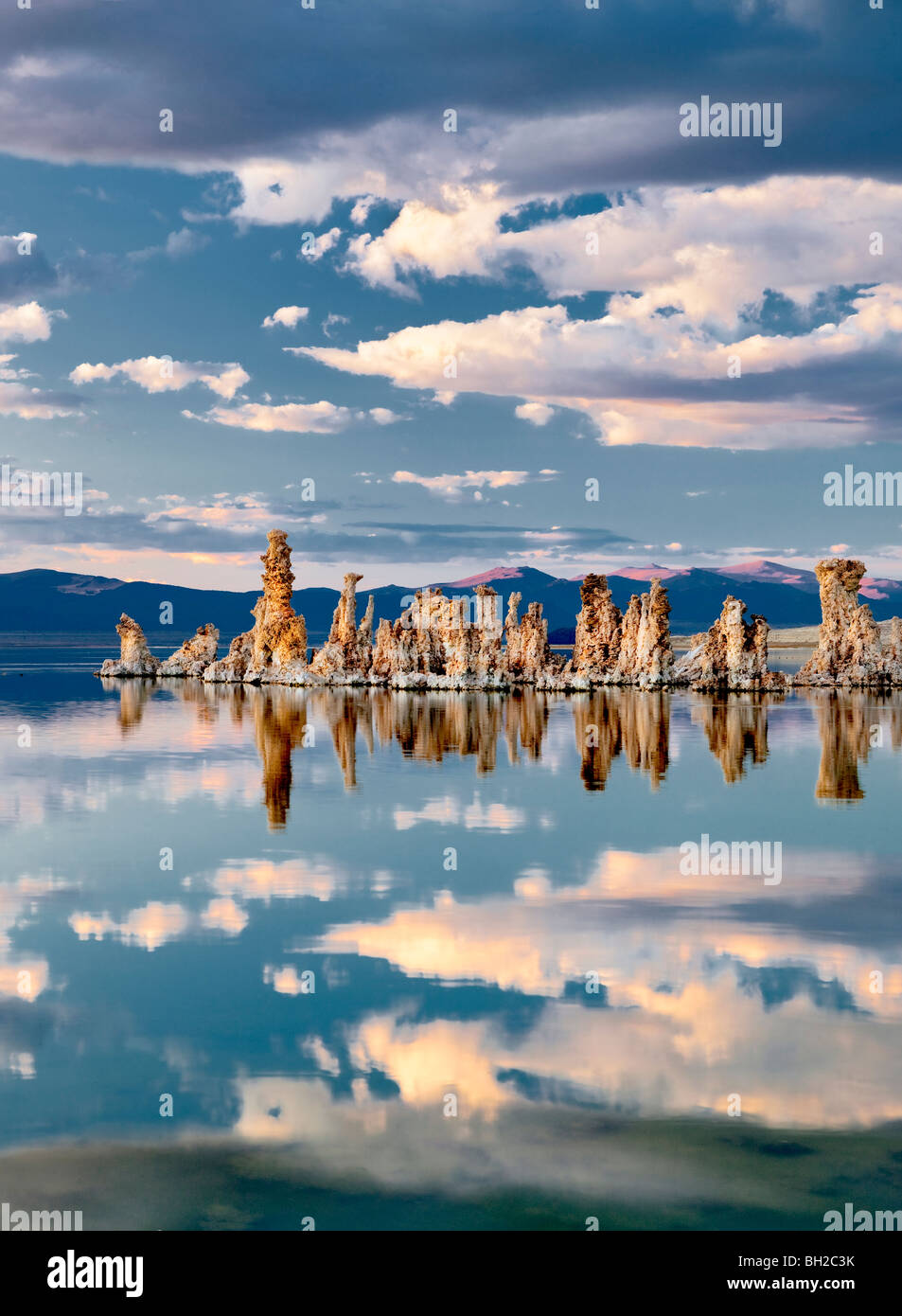 Tuffstein und Cloud Reflexionen in Mono Lake, Kalifornien Stockfoto
