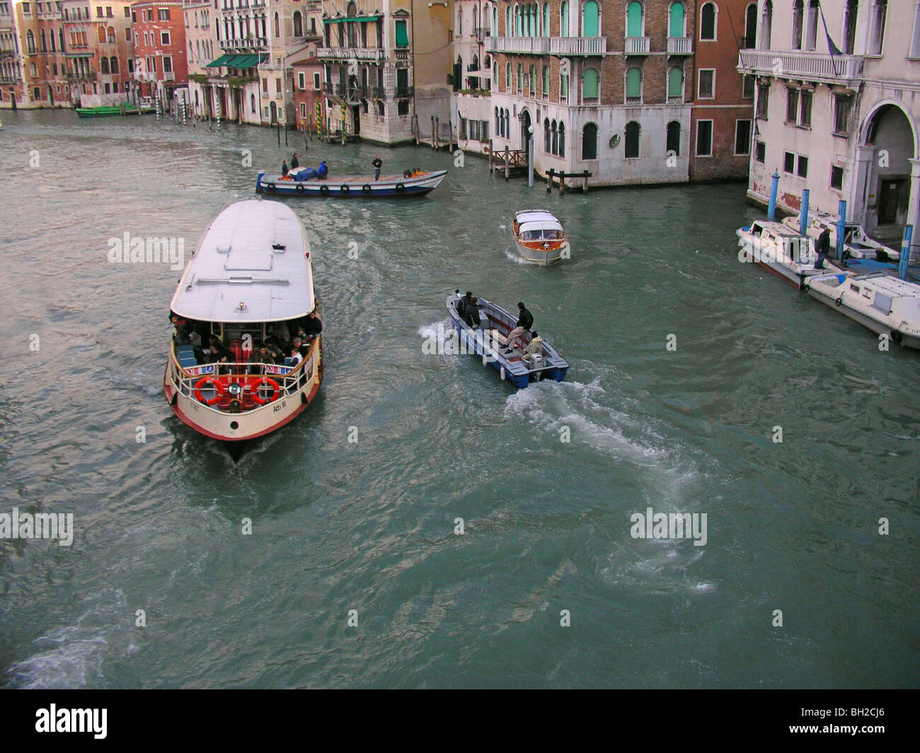 Canal Grande Venedig Italien Boote Lastkahn privaten Wasser-Taxi Vaporetti maritime Stockfoto