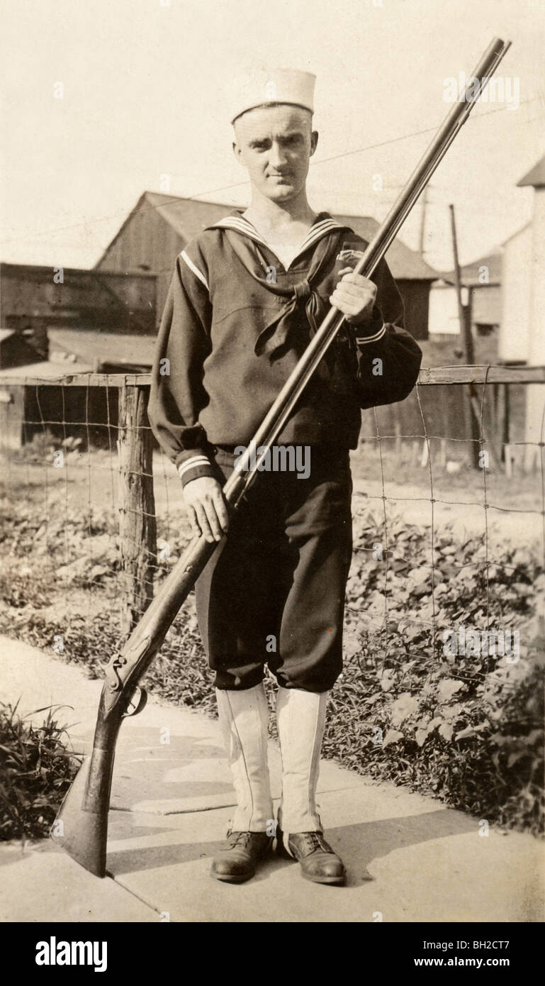 Marine Seemann mit immensen 7' Gewehr Stockfoto