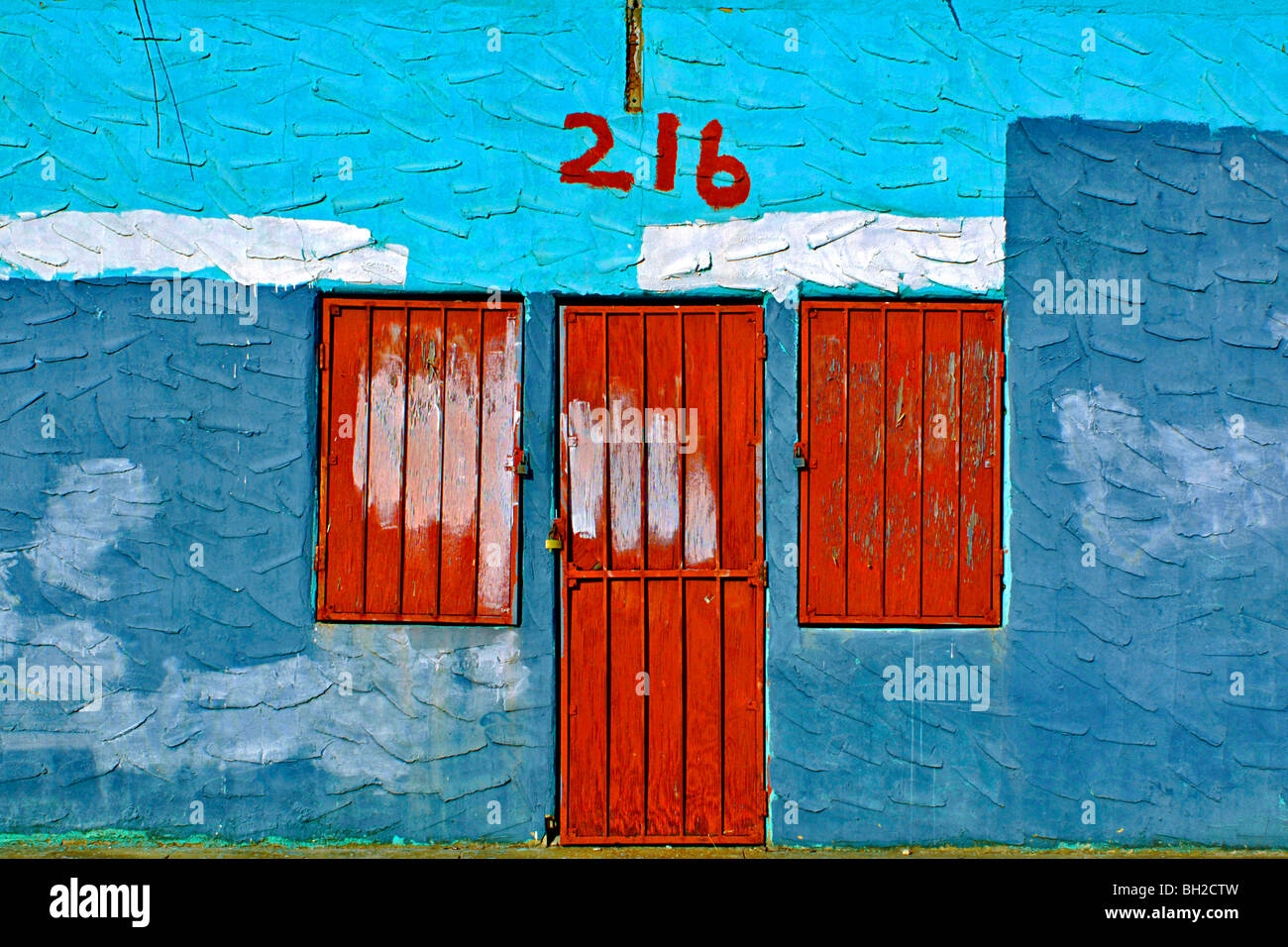 Helle Farben und Stuck auf ein kleines Gebäude außen reflektieren den spanischen Einfluss der Nachbarschaft und schafft eine Kuriosität Stockfoto