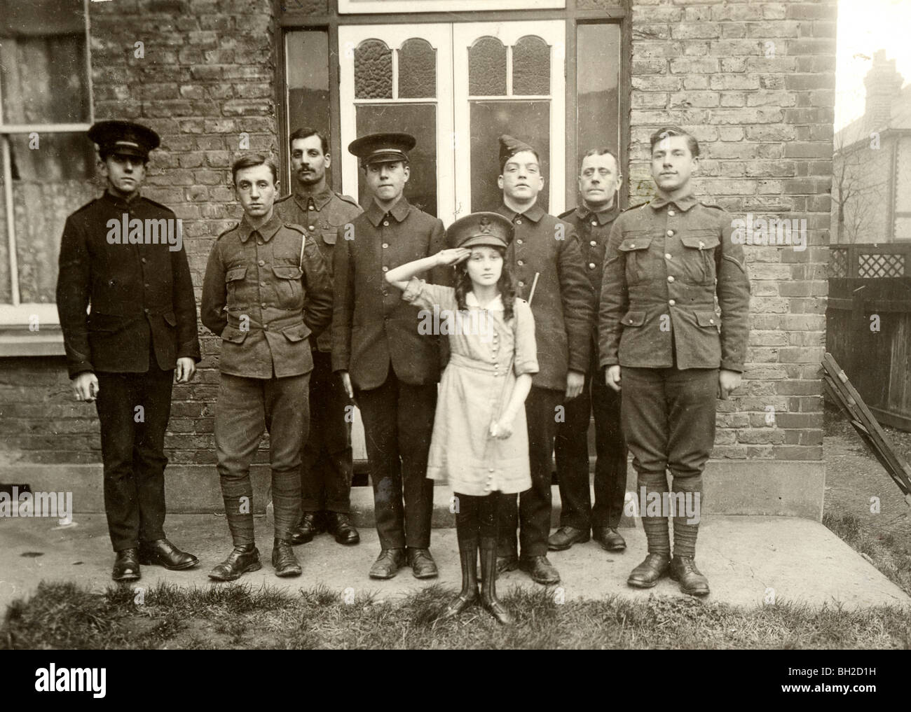 Kleine Mädchen kommandierte britische Truppen Stockfoto