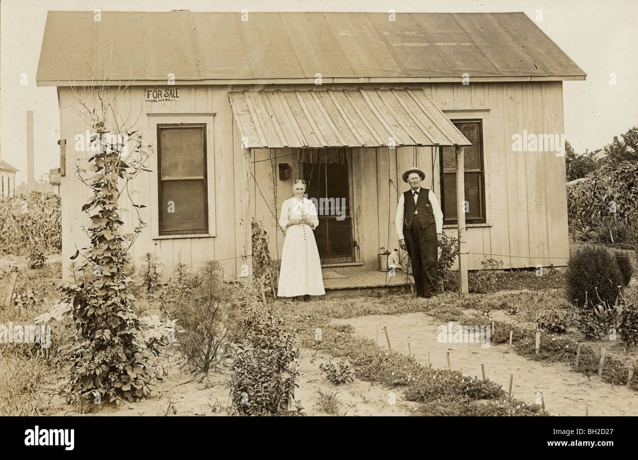 Altes Ehepaar, die ihr eigenes Haus zu verkaufen Stockfoto