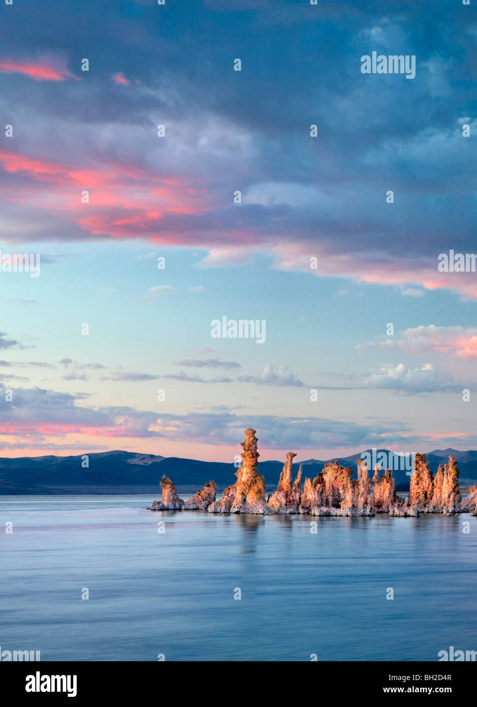 Tuffstein und Sonnenuntergang. Mono Lake, Kalifornien Stockfoto