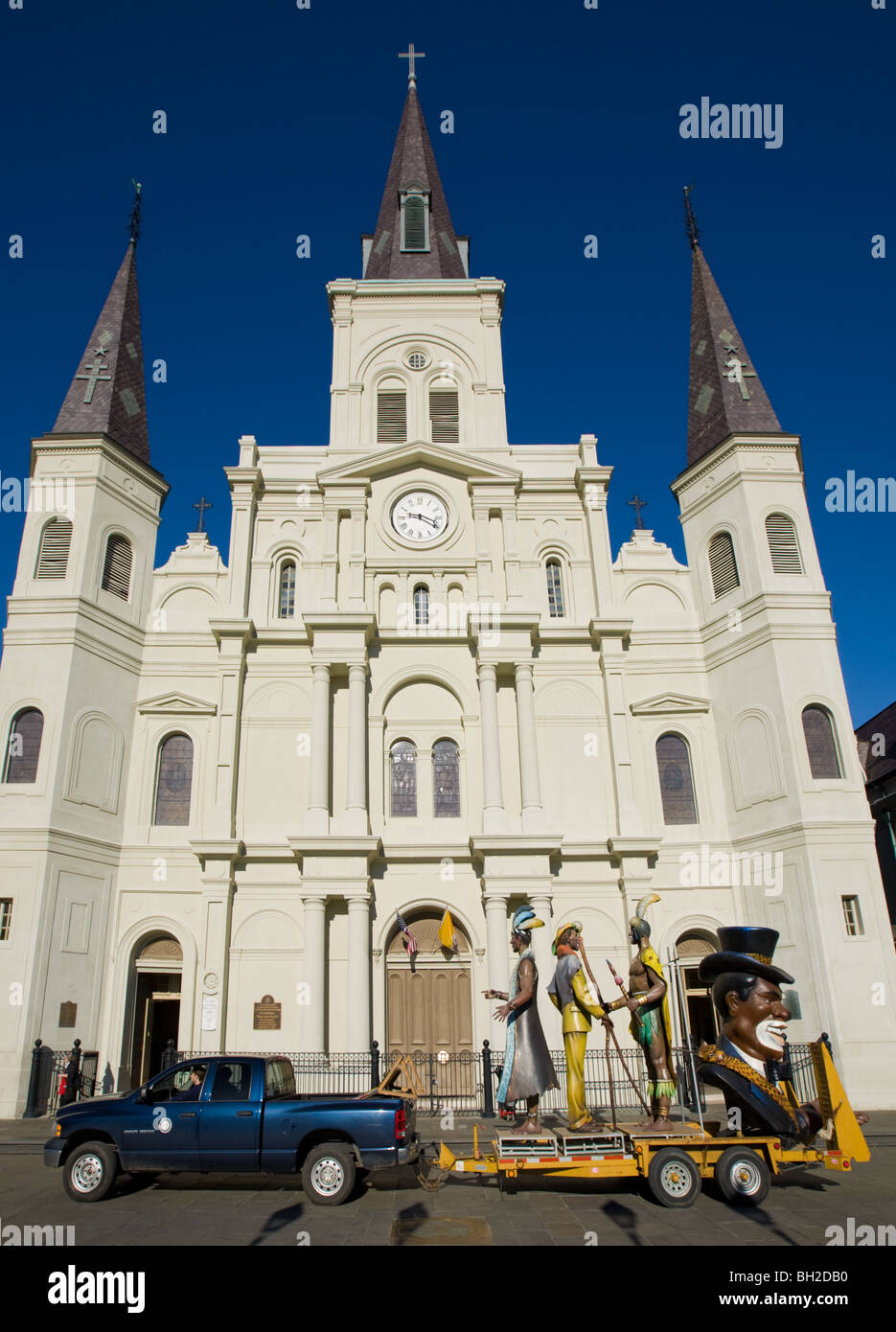Zulu hin-und Herbewegungen gebunden für Fasching vorbei an St. Louis Cathedral, Jackson Square, New Orleans, Louisiana Stockfoto