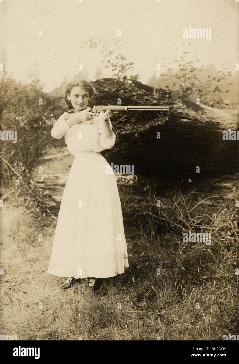 Junge Frau Brand Repeater Gewehr Stockfoto