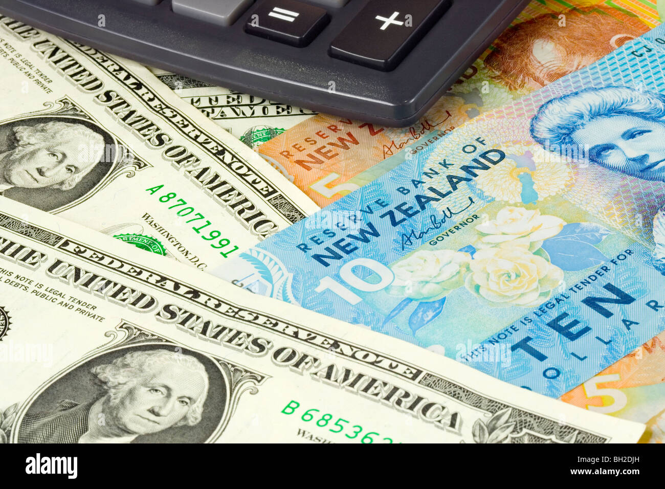 USA und Neuseeland Währungspaar gebräuchlich im Devisenhandel mit Taschenrechner Stockfoto