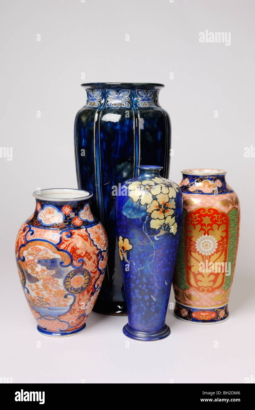 Eine Gruppe von antiken Vasen, einschließlich einer hoch Doulton Jugendstil-Vase, eine Vase Jugendstil Staffordshire und zwei japanischen Vasen Stockfoto